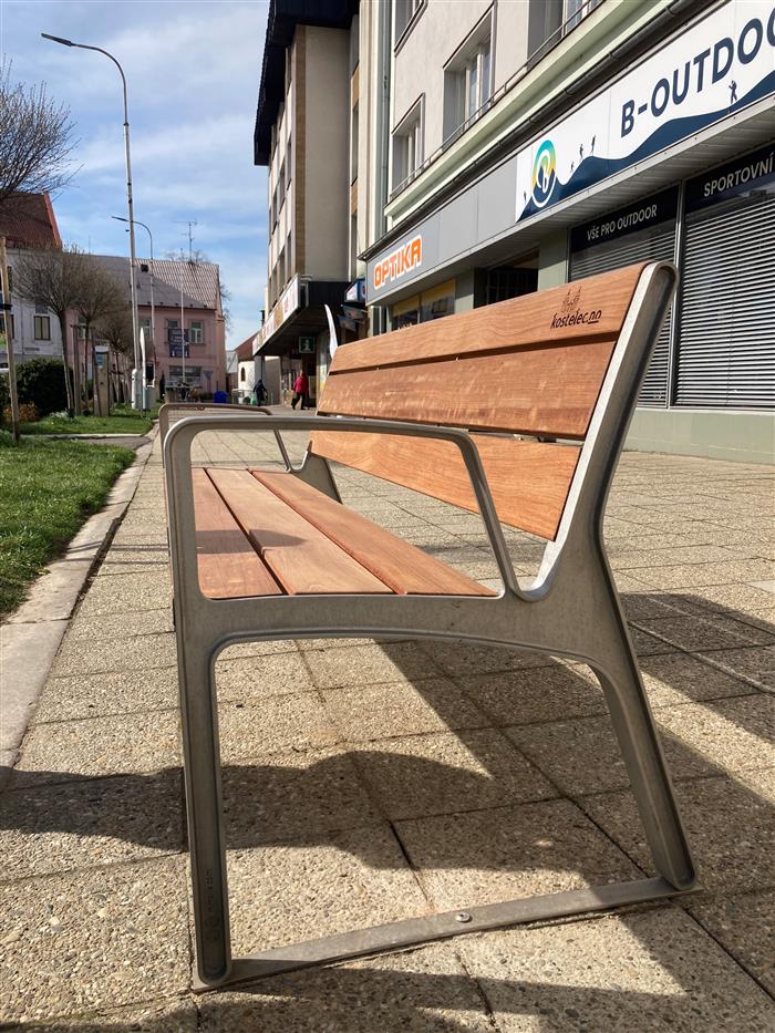 foto, nové lavičky na náměstí v Kostelci nad Orlicí