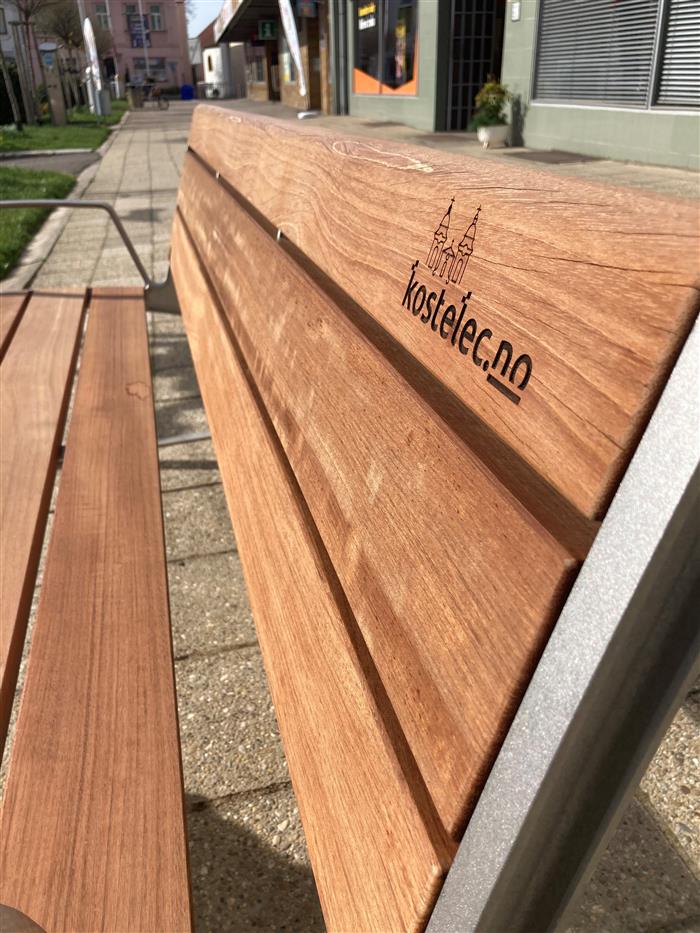 foto, nové lavičky na náměstí v Kostelci nad Orlicí